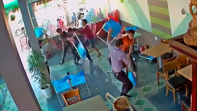 Una espectacular pelea con sillas al estilo WWE sacude una tranquila cafetería de Vietnam