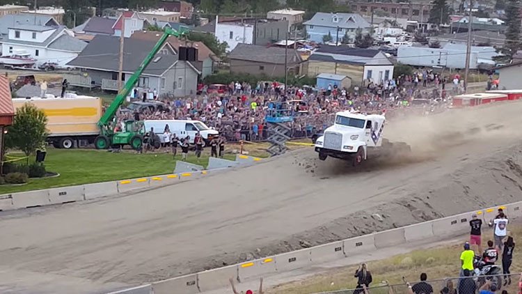 Este camión casi 'levanta vuelo' y bate un récord en una competencia