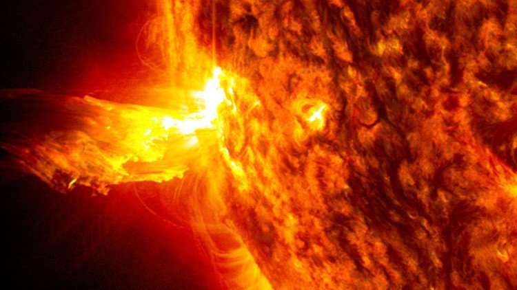 Colapso eléctrico y radiación: Cómo una supertormenta solar paralizaría el mundo 