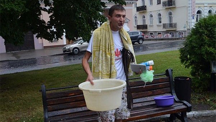 Un ucraniano desesperado por no tener agua caliente entra en su ayuntamiento y se baña en público