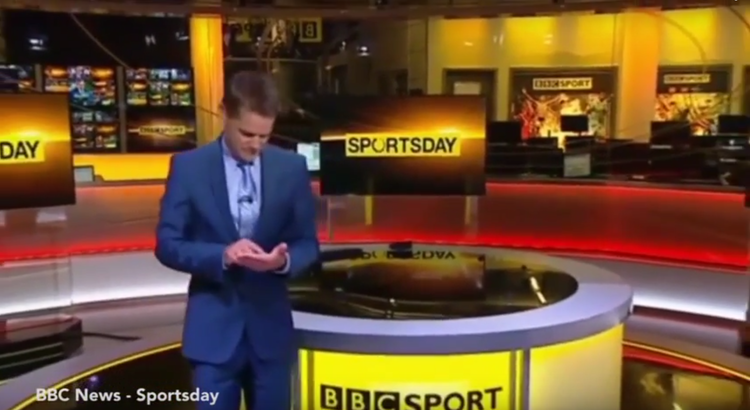 Un presentador usa una 'tableta invisible' durante una emisión en directo