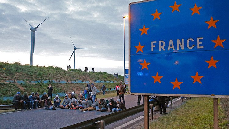 Las dos salidas de la Unión Europea ante la crisis migratoria: ayudar o encerrarse en sí misma