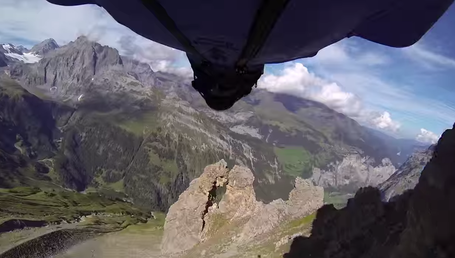  Un italiano en traje alado realiza el salto base 'más loco de la historia'