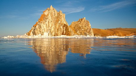 Submarinos rusos encuentran petróleo en el fondo del lago Baikal