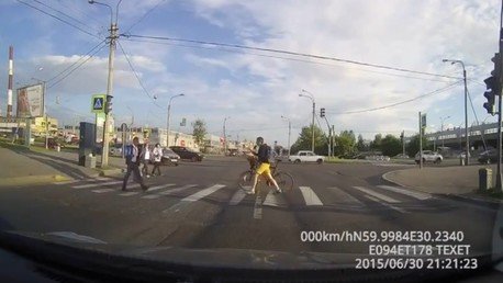 La diferente suerte del ciclista que respeta las normas de tráfico y del que se las salta