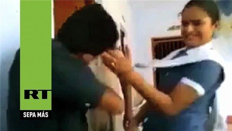 Una colegiala golpea y humilla a su acosador