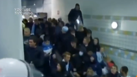 Peculiar método para expulsar a los hinchas: la Policía empuja y la escalera hace el resto