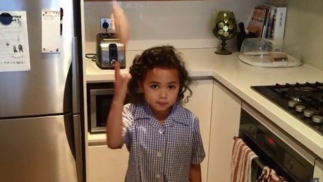 Una niña de 6 años asombra a YouTube con su puntería