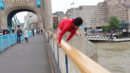 Un atrevido quiere grabar un video viral saltando el Tower Bridge y casi muere en el intento