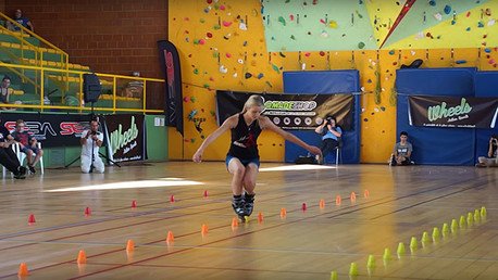 Una polaca gana el campeonato mundial de eslalon en patines en línea
