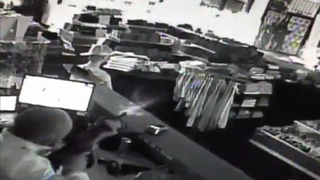 Se convierte en 'Rambo' y defiende su tienda con un fusil AR-15