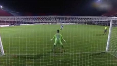 Quiso lucirse ante el portero en un penal y terminó humillado