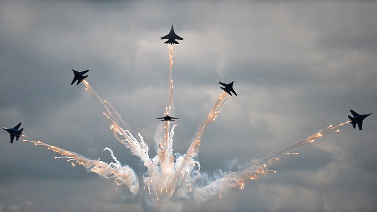 Aviadarts: Una espectacular competencia militar aérea 'invade' el cielo de Rusia
