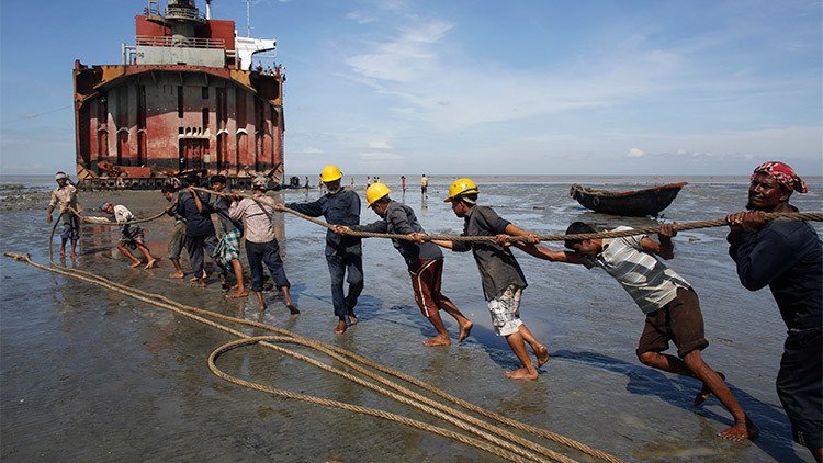 Cómo es trabajar en los 'cementerios de barcos' de Bangladés