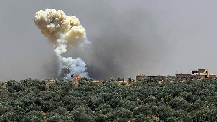 Un avión militar cae en una zona residencial en Siria causando decenas de muertos