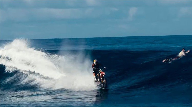 Moto sobre olas: un australiano arrasa en la Red con su moto surfeadora