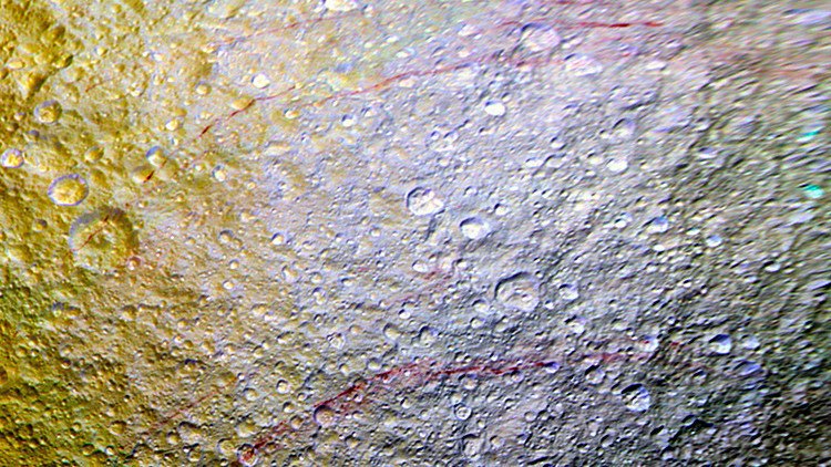 ¿Qué significan las misteriosas 'cicatrices rojas' de la superficie de la luna de Saturno?