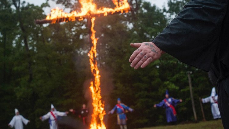 El Ku Klux Klan, una de las organizaciones racistas más radicales de EE.UU., desde dentro