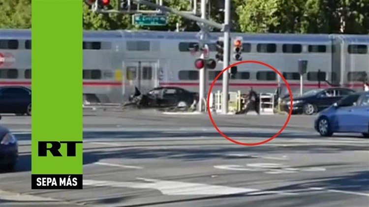 EE.UU.: Un policía salva de morir a un hombre en los rieles del tren 