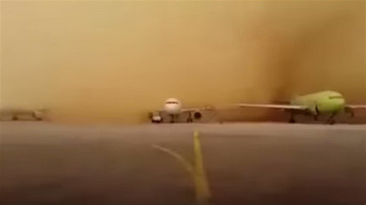 Una tormenta de arena 'devora' un aeropuerto en Jordania en cuestión de segundos