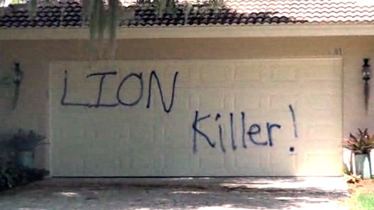 Así está la casa del dentista estadounidense que mató a león Cecil tras ser vandalizada (video)