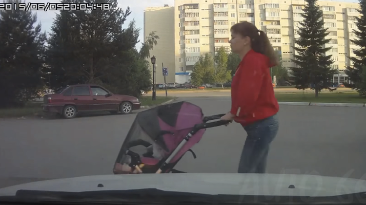 Video que pone los pelos de punta: madres irresponsables y conductores desalmados