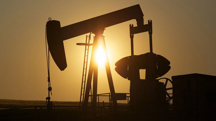 ¿Por qué caen los precios del petróleo?