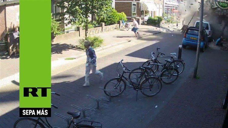 Captan el momento de la caída de una grúa en los Países Bajos