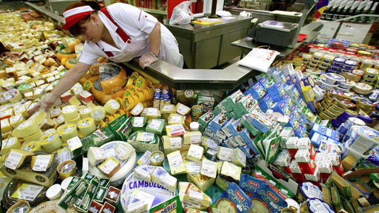 Rusia destruye con apisonadoras los alimentos prohibidos por el embargo (video)