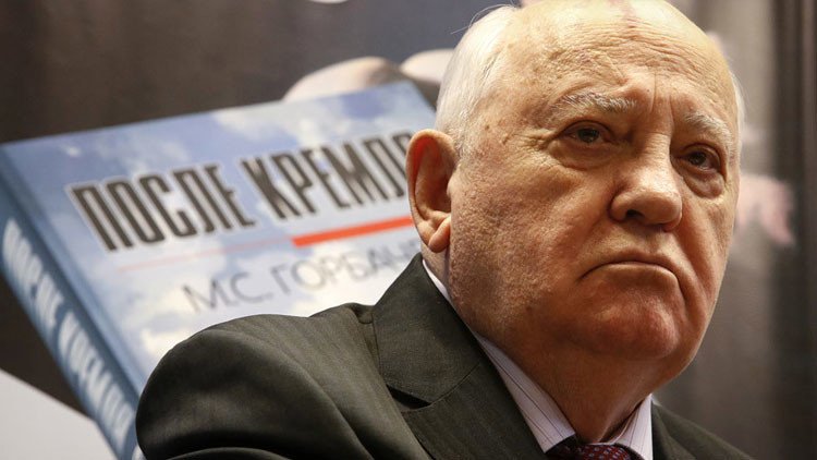 Gorbachov califica el poderío militar de EE.UU. como "obstáculo insuperable" para un mundo seguro