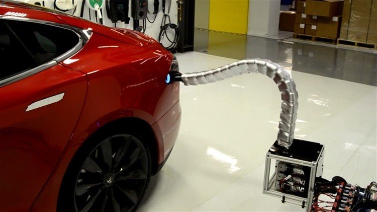 Tesla presenta un impresionante prototipo de carga automática con forma de serpiente