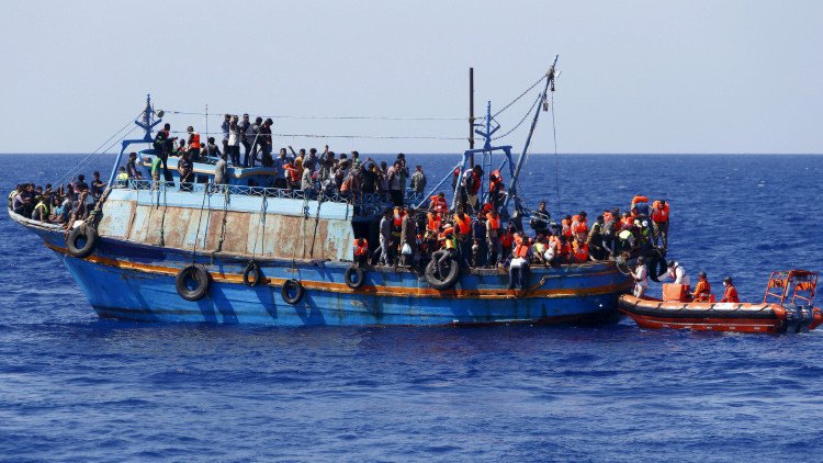 Una conmovedora foto de los inmigrantes supervivientes del naufragio de Libia se hace viral