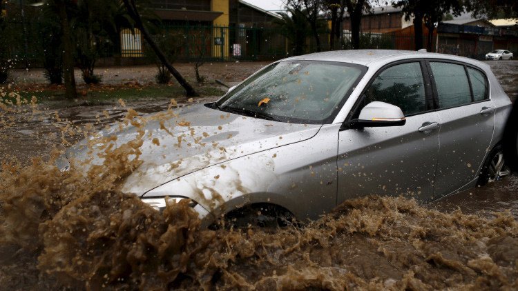 Un alcalde chileno se salva a nado de su coche atrapado por las inundaciones