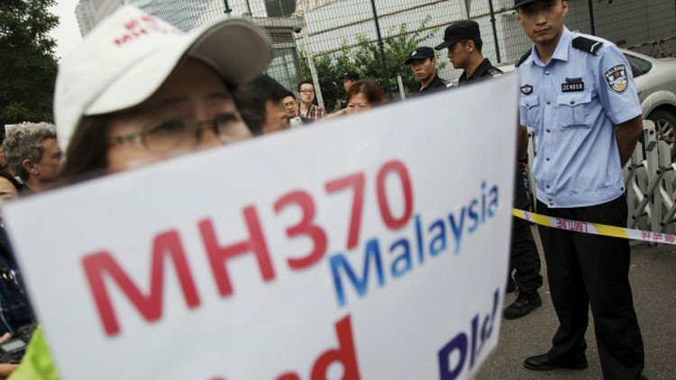 MH370: Familiares sospechan que hallazgo de los restos del avión podría ser un montaje