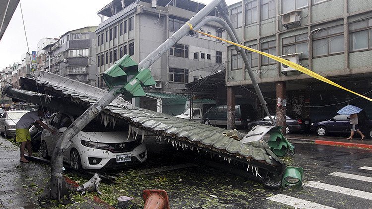 Impactantes imágenes: Un terrorífico tifón levanta aviones y hace volar vehículos en Taiwán