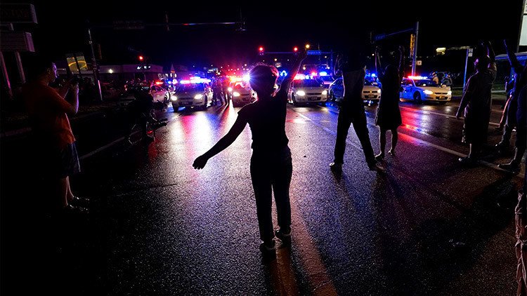 EE.UU: La ciudad de Ferguson declara el estado de emergencia por tiroteos y protestas