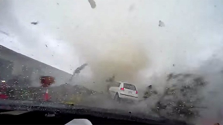 Aterrador momento en el que el destructor tifón de Taiwán se 'traga' un automóvil