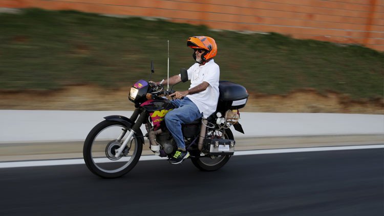 ¿Adiós a las gasolineras? Un brasileño se inventa una motocicleta que funciona con agua