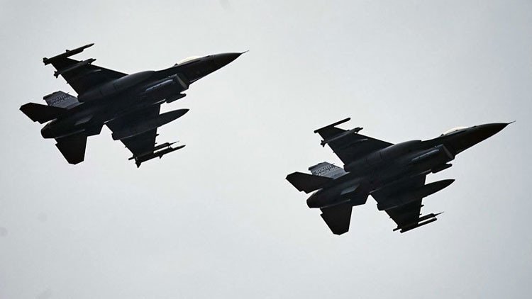 Cazas de EE.UU. bombardean posiciones del EI en Siria desde bases en Turquía