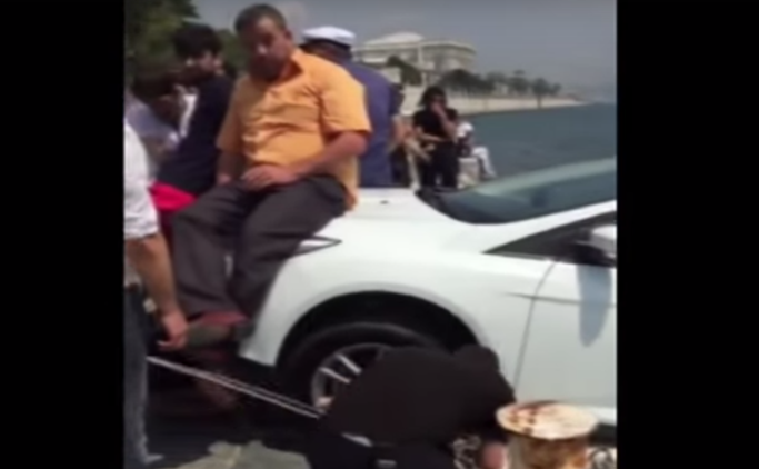 Ciudadanos turcos se sientan sobre un auto y evitan que caiga en el Bósforo