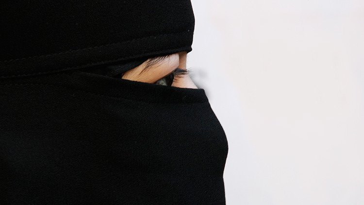 Una mujer del Estado Islámico explica los castigos por incumplir el código de vestimenta