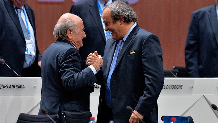 Blatter denuncia que Platini le exigió la dimisión bajo la amenaza de que iba a ir preso