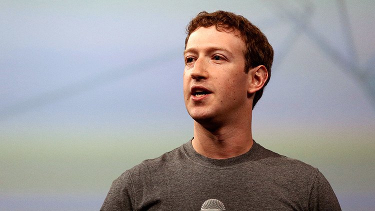 "¿Vas a dimitir?": Alto cargo de Facebook revela cómo lucha Zuckerberg contra las filtraciones