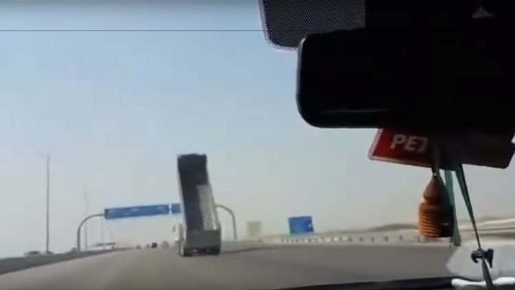 Arabia Saudita: Chófer distraído se lleva por delante una enorme señal de tráfico 