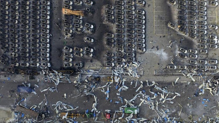 A vista de dron: Un enorme cráter queda al descubierto tras la devastadora explosión en Tianjín