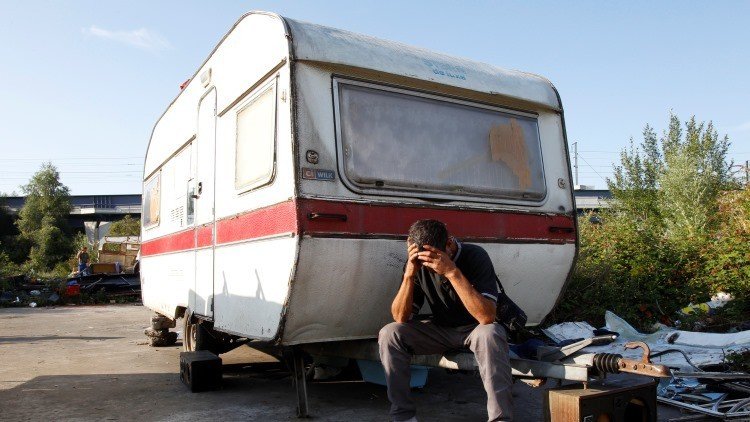 Un pueblo francés cava trincheras como en la I Guerra Mundial para impedir un campamento gitano