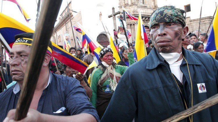 Ecuador: Indígenas armados con lanzas hacen huir a la Policía (Video)