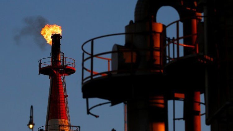 El precio del petróleo Brent cae al nivel más bajo en seis años