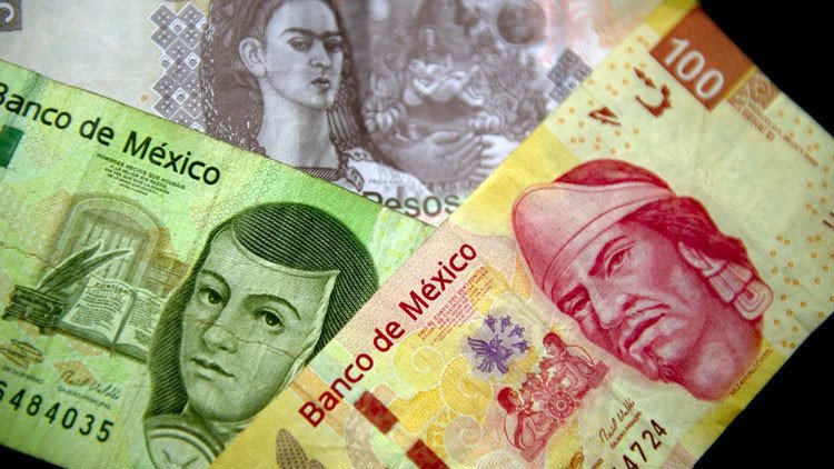 Mientras el peso mexicano se desliza por una pendiente, Peña Nieto piropea al dólar