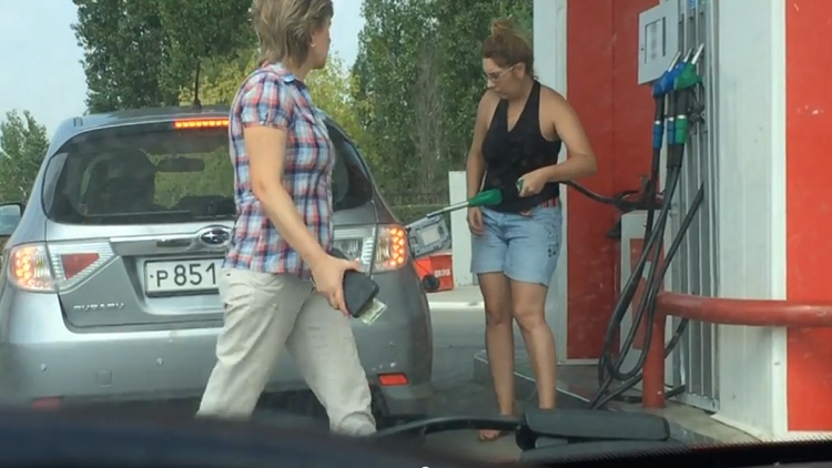 La complicada odisea de dos rusas al repostar en una gasolinera